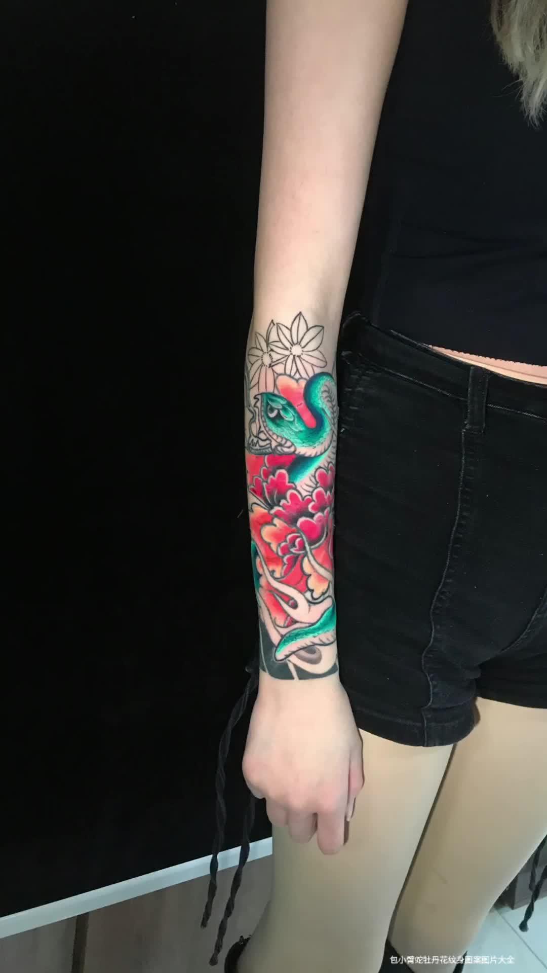 女生小臂纹身蛇盘牡丹花纹身图案图片
