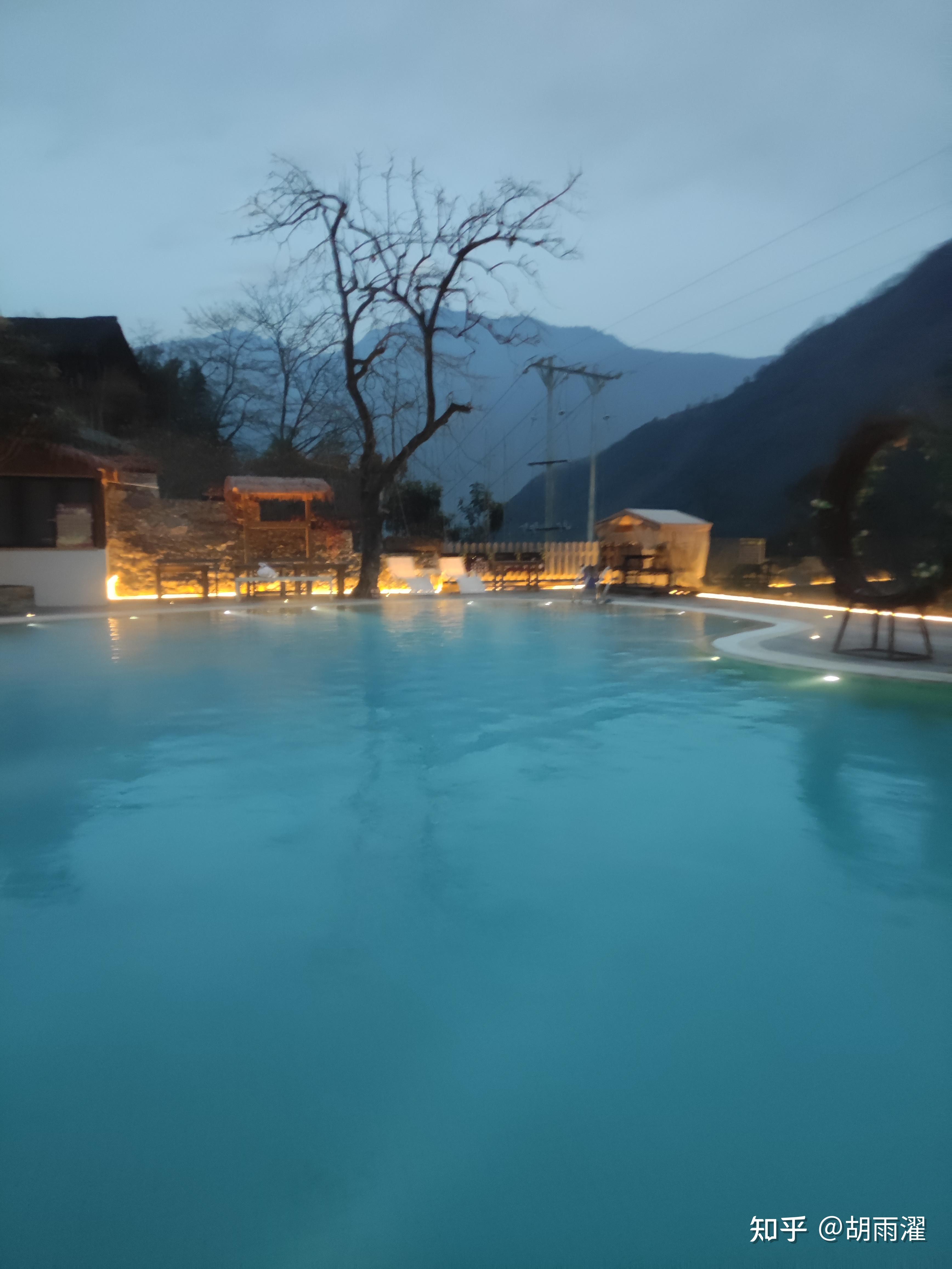 南方哪里能玩雪温泉冰川雪山川西贡嘎峰下的海螺沟