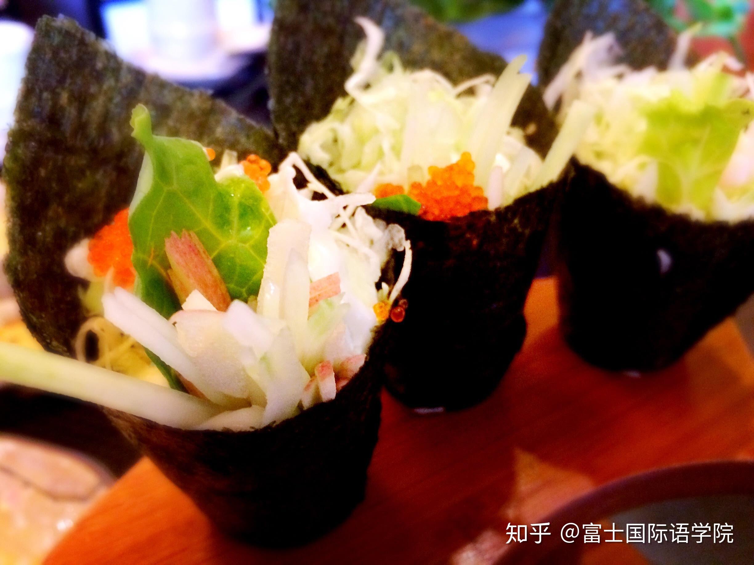 在筷子在黑背景，从寿司，食物背景，日本烹调的酱油水滴下落之间的多汁卷 库存图片 - 图片 包括有 调味汁, 正餐: 135056719