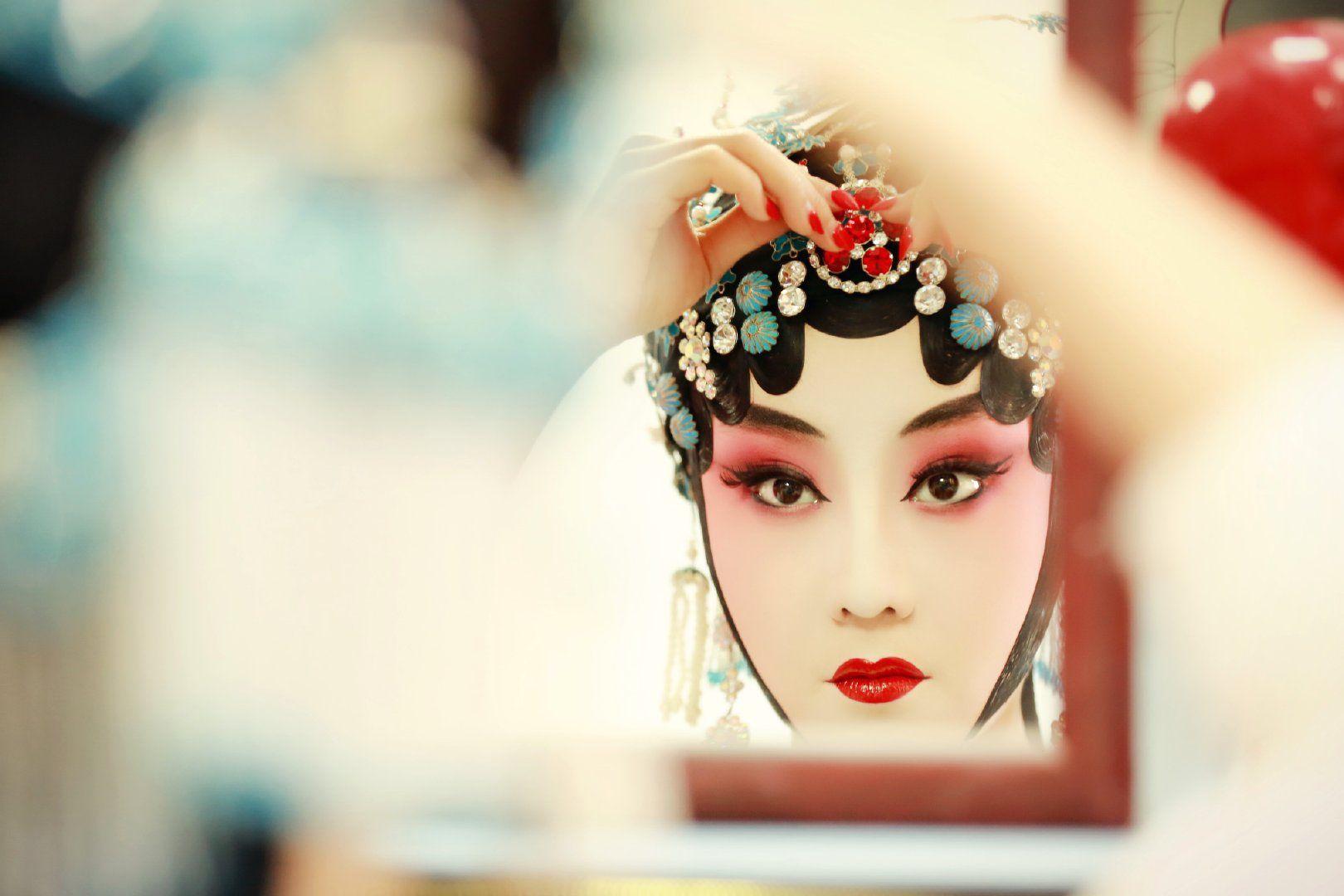 可以分享一些京剧画妆的图吗