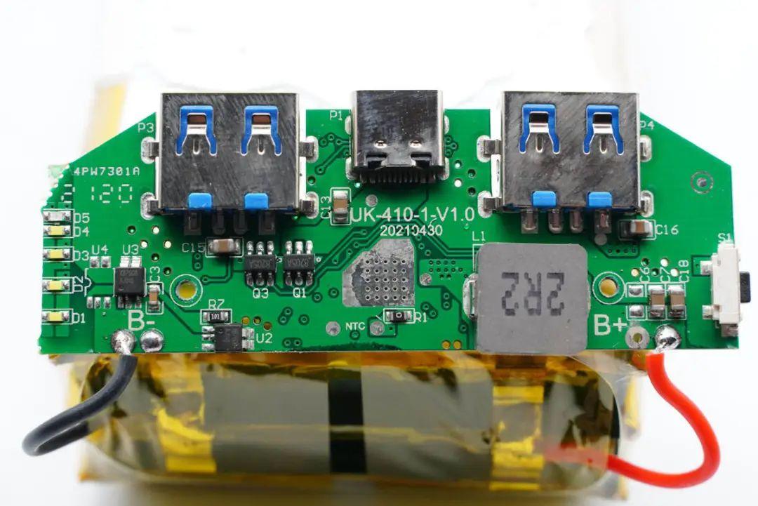 移动电源外壳采用卡扣装配,打开外壳后可见内部的电池组以及pcb板.