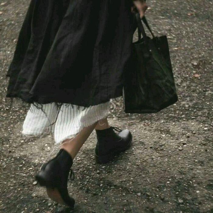 有没有那种,黑色裙子但又不是致郁也不霸气,就是好看的女生头像啊?