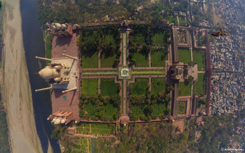 泰姬陵是印度穆斯林艺术最完美的瑰宝,是世界遗产中的经典杰作之一,被