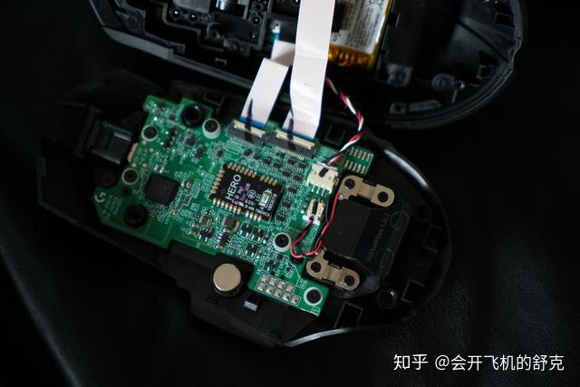 主板的中央是g502创世者鼠标使用的高性能hero 16k传感器,它的加入