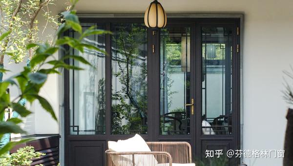 案例鉴赏|窗景里的桃花源!江南院落里,中式门窗演绎风景无限!~ - 知乎