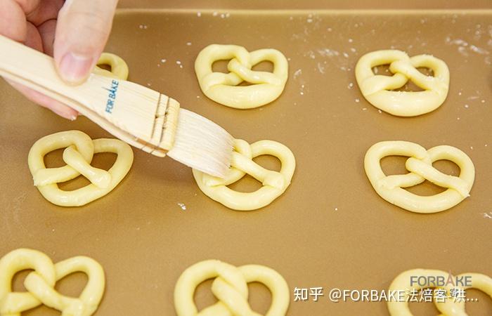 德国结小饼干香甜酥脆还可以做蛋糕装饰哦