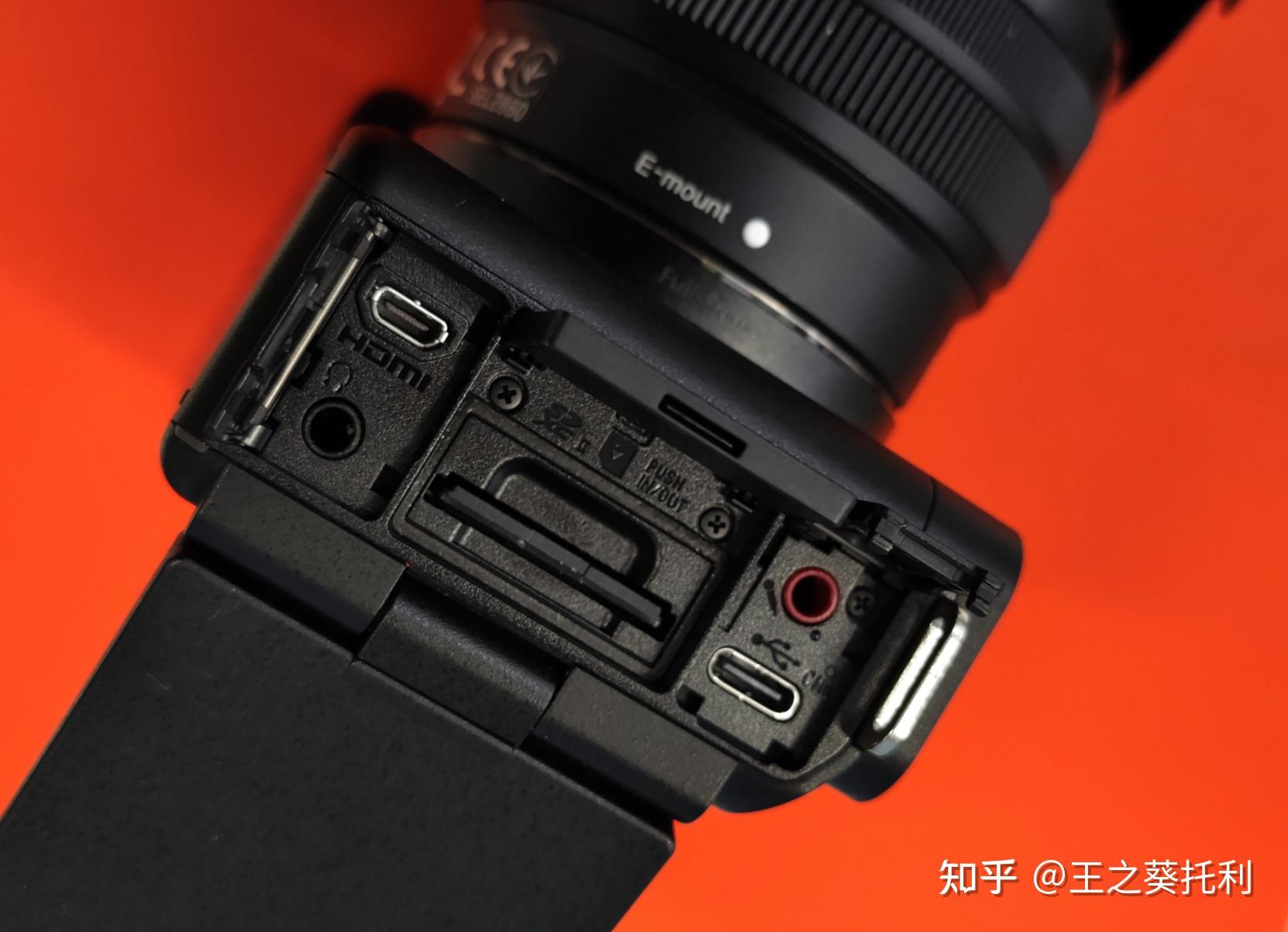 索尼zv-e1的接口均位于机身右侧,拥有mini hdmi接口,3.