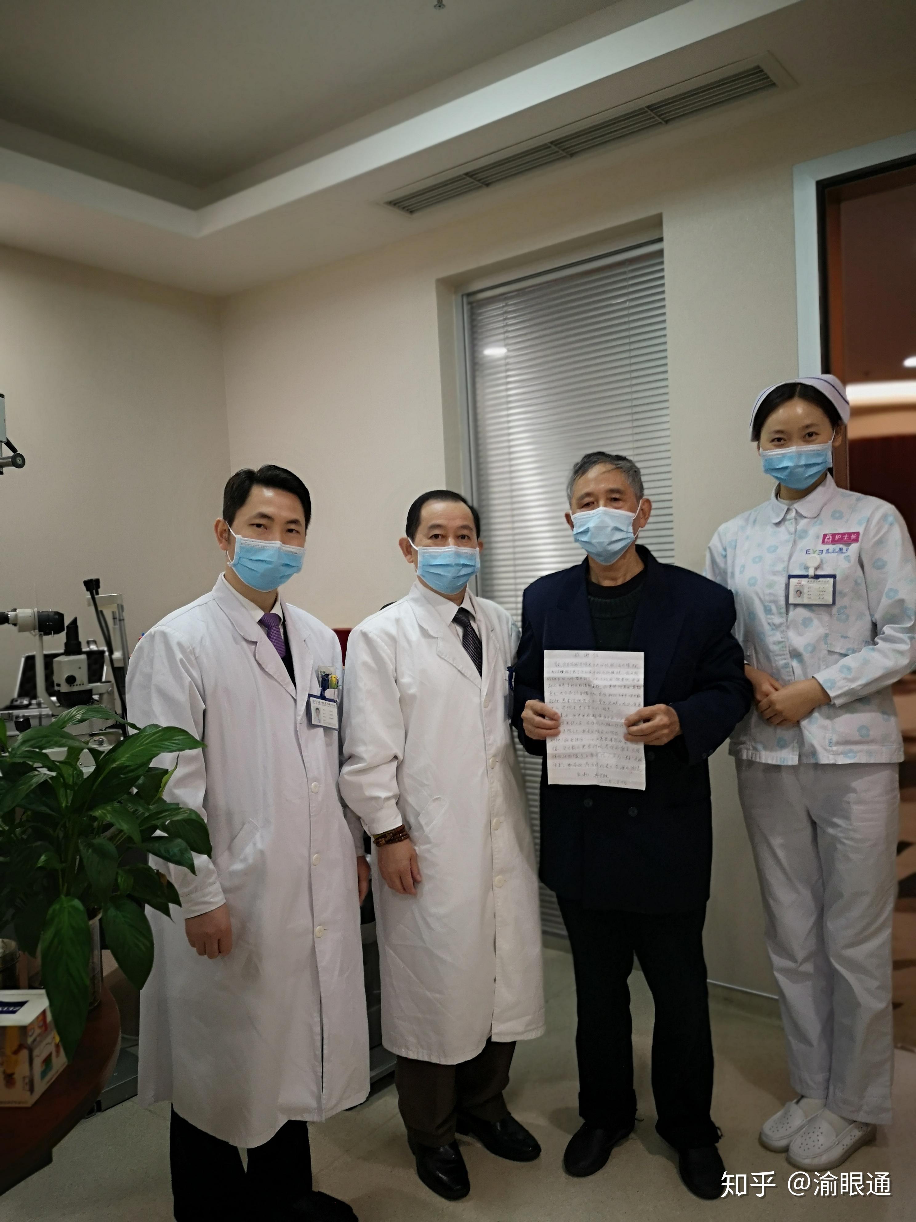 图|冉先生和医务人员的合影(左一黄远均医生,左二苟甫伟医生,左三冉