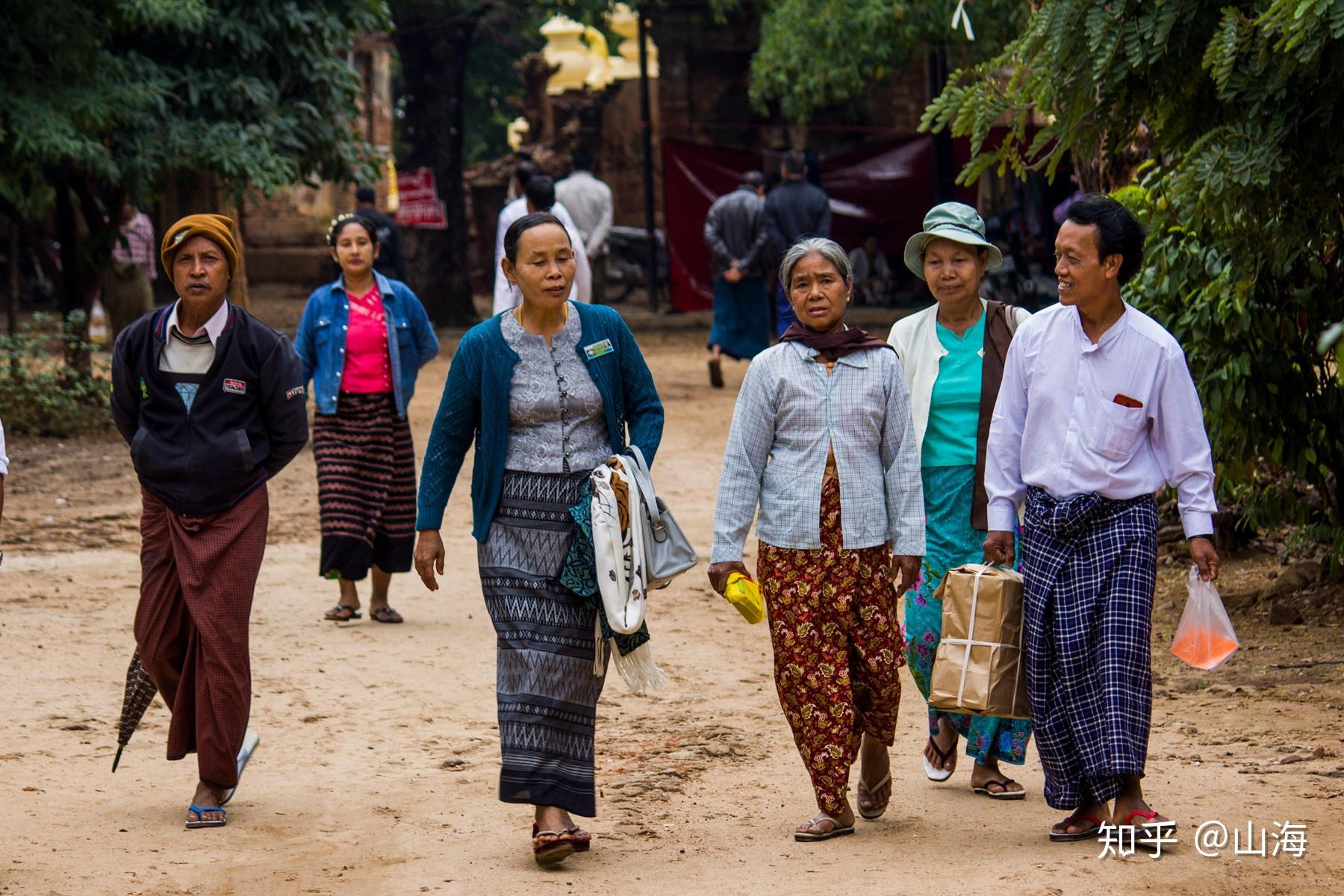 邻国缅甸的街头小巷，处处是经典的佛教文化，延续古老的生活习俗__凤凰网