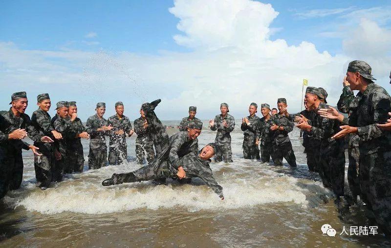 陆军官兵的海训生活