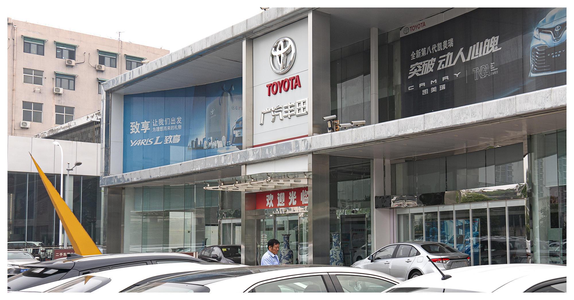 带着对雅阁混动的好印象,巡山兄和李老板来到了广汽丰田4s店.