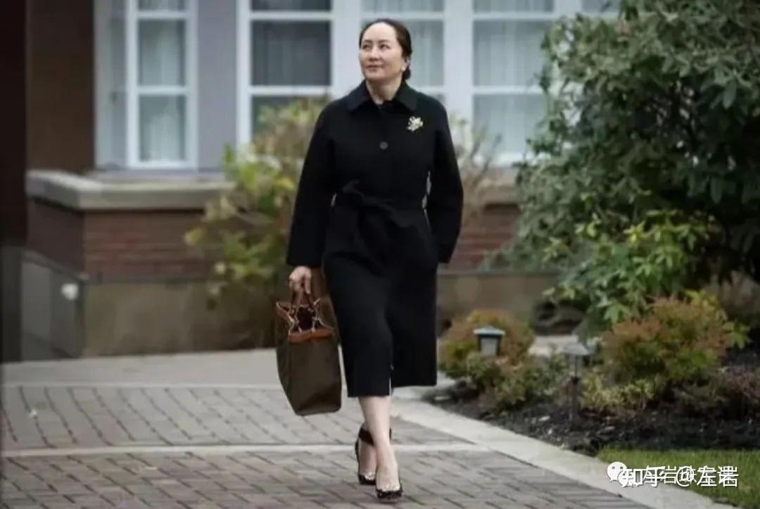 左岩:“破茧成蝶”孟晚舟,回国后首次公开露面,近10万蝴蝶胸针增添优雅自信本色!-孟晚舟左脚腕戴的是什么