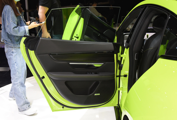 带翅膀的小鹏p7轿跑来了开车门的瞬间更有面子感