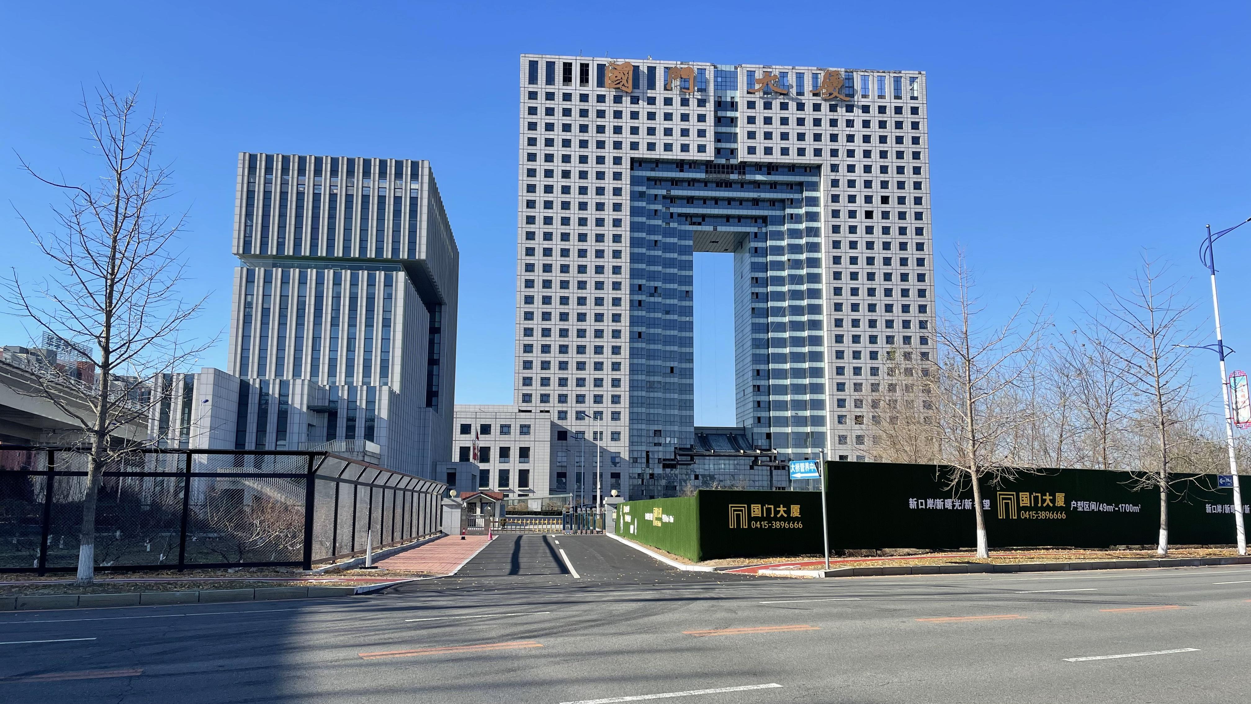 再次回到鸭绿江岸,新区也有座鸭绿江大桥,桥边是栋国门造型的大厦