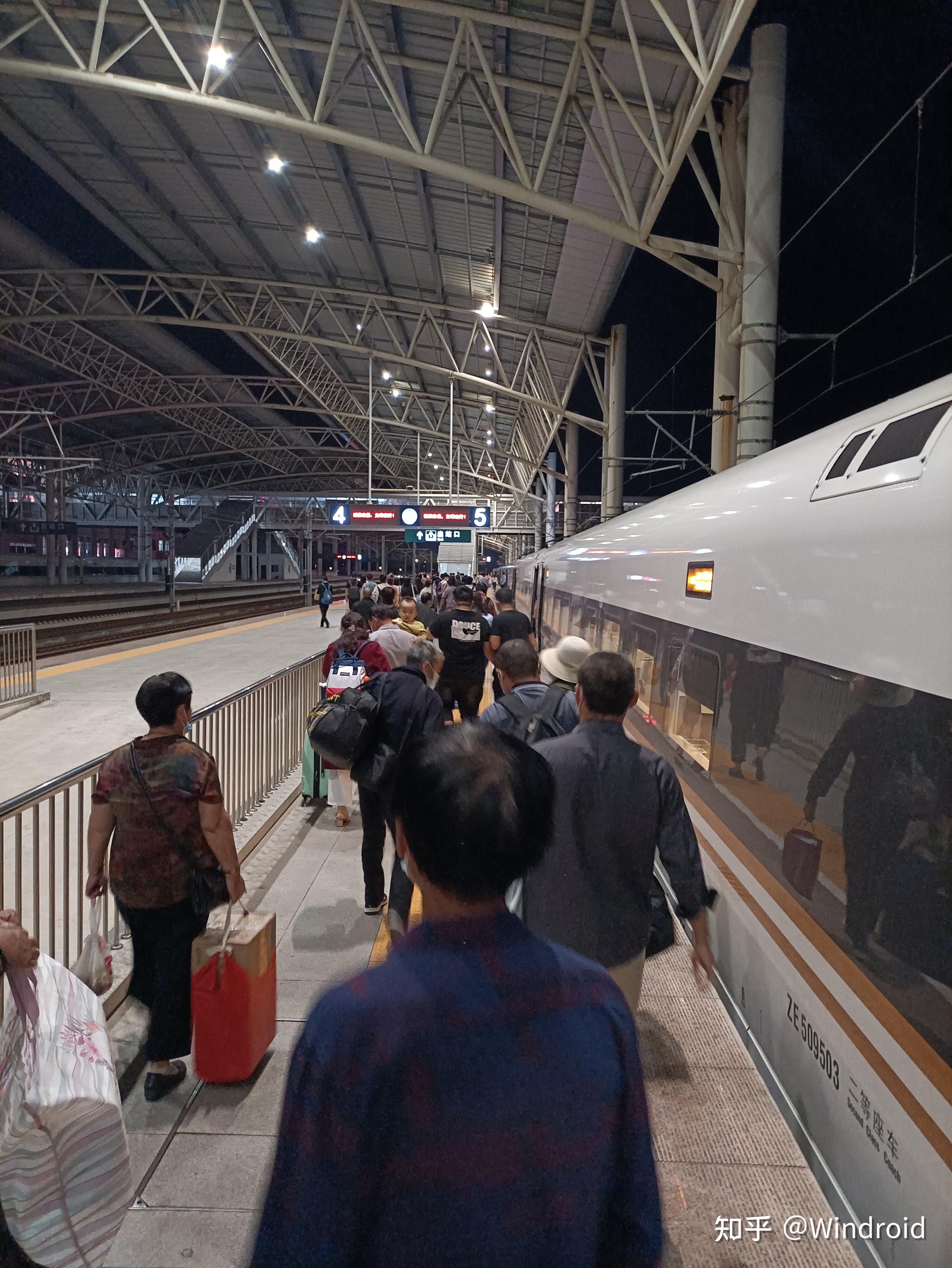 显示状态为"正在检票"2站台的g7206/7207(上海虹桥-池州)抵达池州站