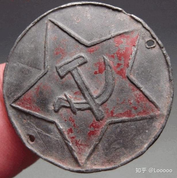 共产主义的标志的锤子和镰刀是锤子放在上面还是镰刀放在上面