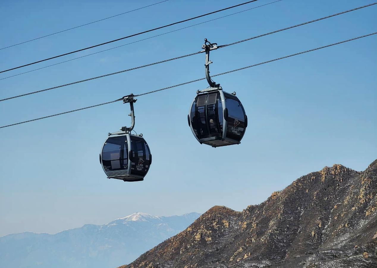 缆车入口跟前有个小卖铺,好多人不知道哪有吃的,都去那买吃的,里面也