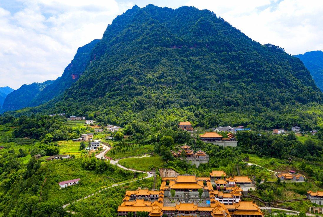 四面山少林寺,依山而建,背靠雙峰插旗山,左右龍盤虎踞,前庭兩條小河