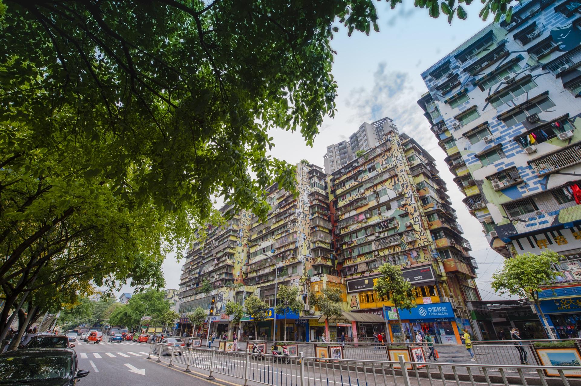 紧靠东水门长江大桥的一个斜坡上的街区交通:地铁一号线到上新街重庆