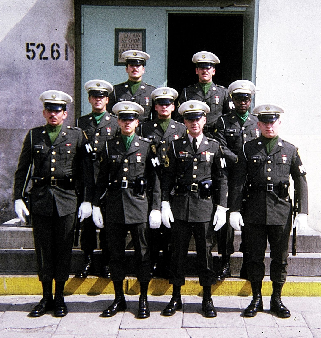 美国宪兵同时他又考取了社区大学的法律学位,在退役后之后成了一名