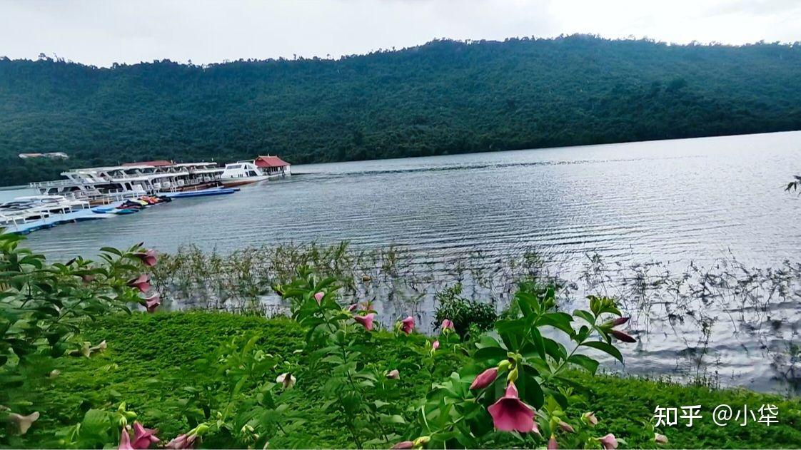 霏霏雨丝俏浇恬润着钟灵毓秀水碧山青的老挝海南俄湖 