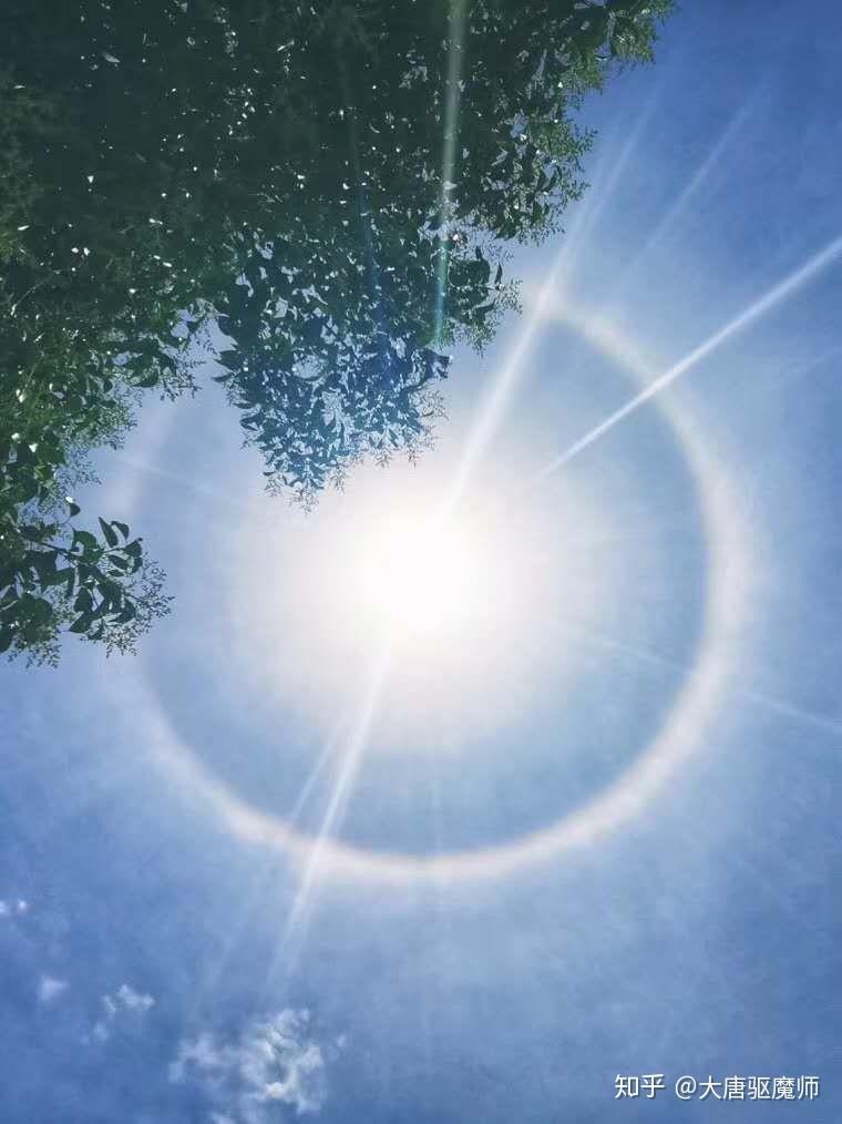 图:前几天西安上空出现的"长虹贯日"景观不过,好在本月25日以后,水地