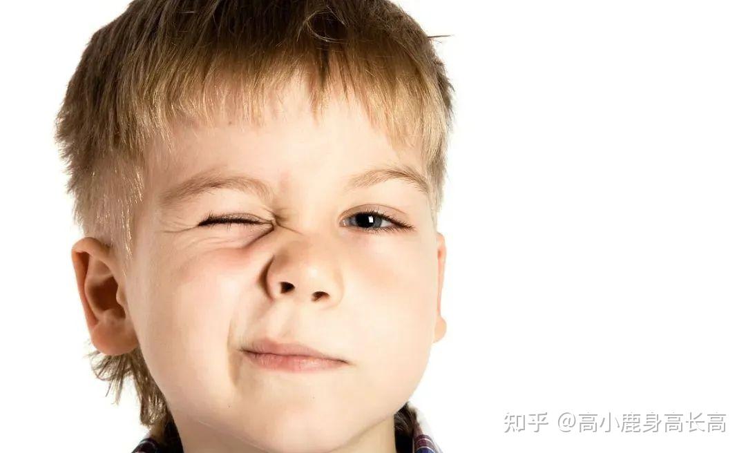 主要临床症状表现为身体不同部位如面部,眼部,耳部,躯体等不自主地或
