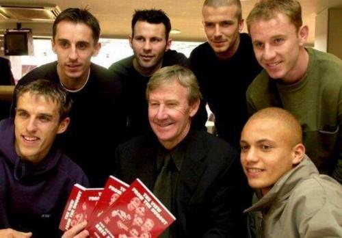 当年集体为恩师新书站台92班和恩师合影欧冠大耳金杯告别之际,老人送