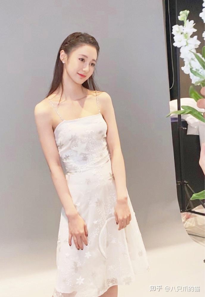 郭品超新女友原来是黄子韬公司旗下艺人穿衣打扮又纯又欲