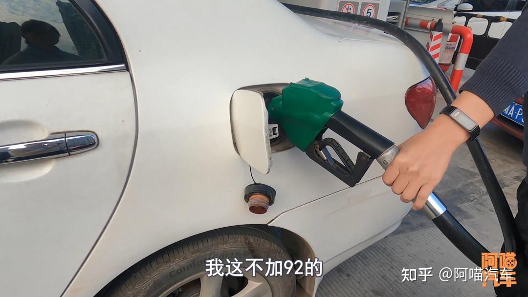 怎么开车去加油站加油 v2-2c2418a18a3524e992ad9263feda8618_r.jpg