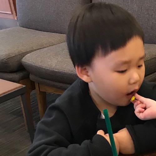 有没有金雪小朋友和其他男孩子的情头呀?