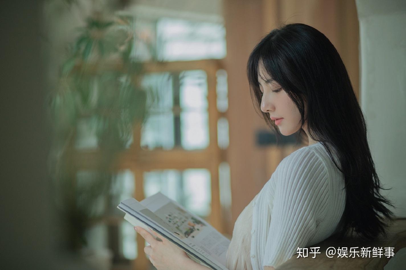 写真中陈米麒简单的黑直发造型,慵懒随意,两种穿搭