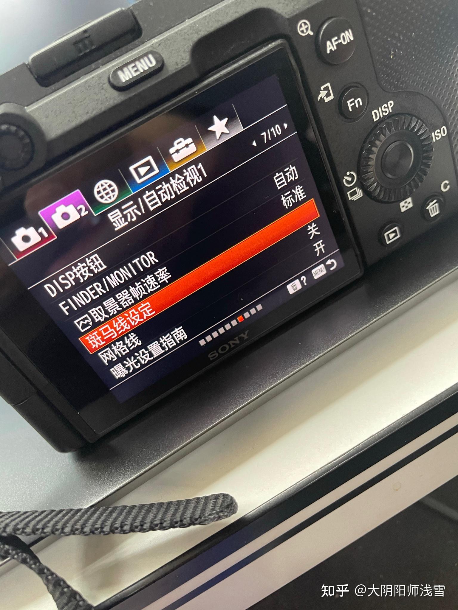 请问索尼a6400相机屏幕出现有这种黑色条纹该怎么