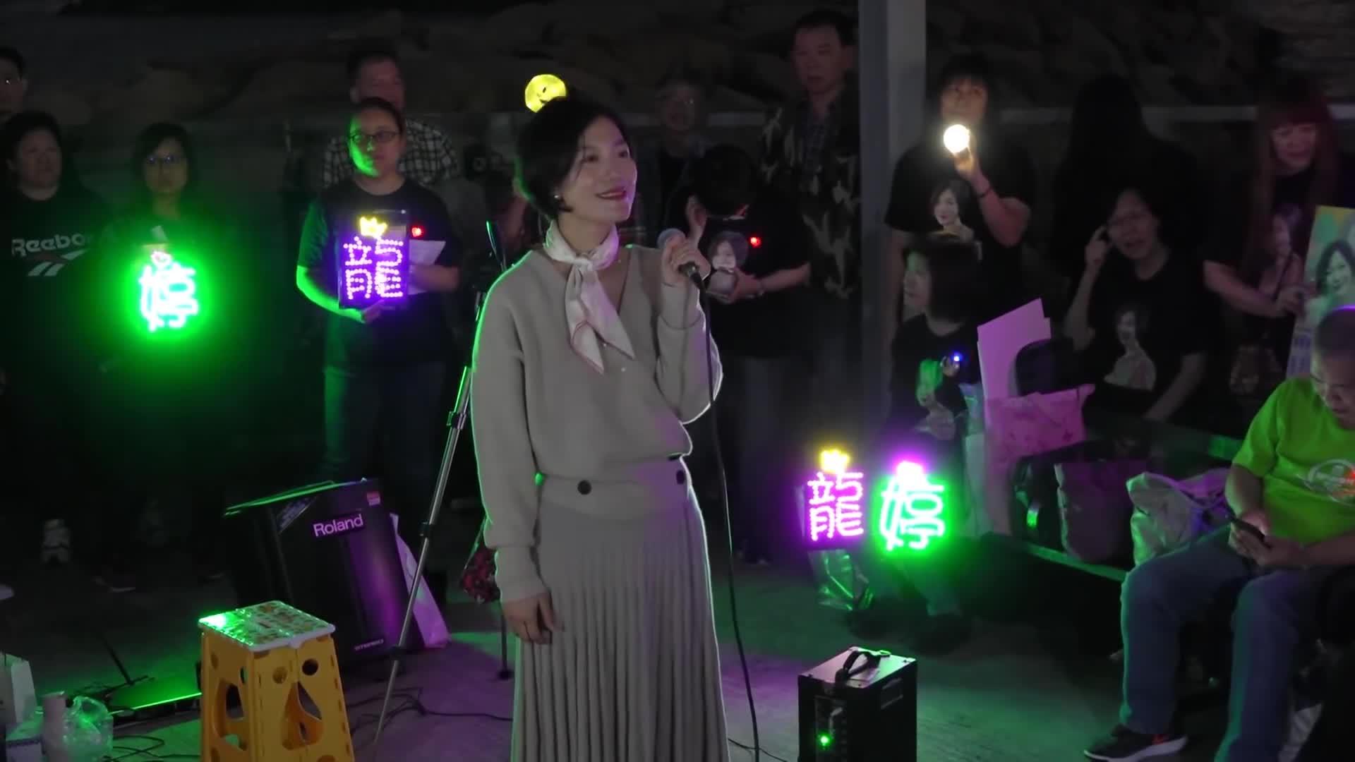 街头歌手精彩剪辑抢麦路人亦是王者