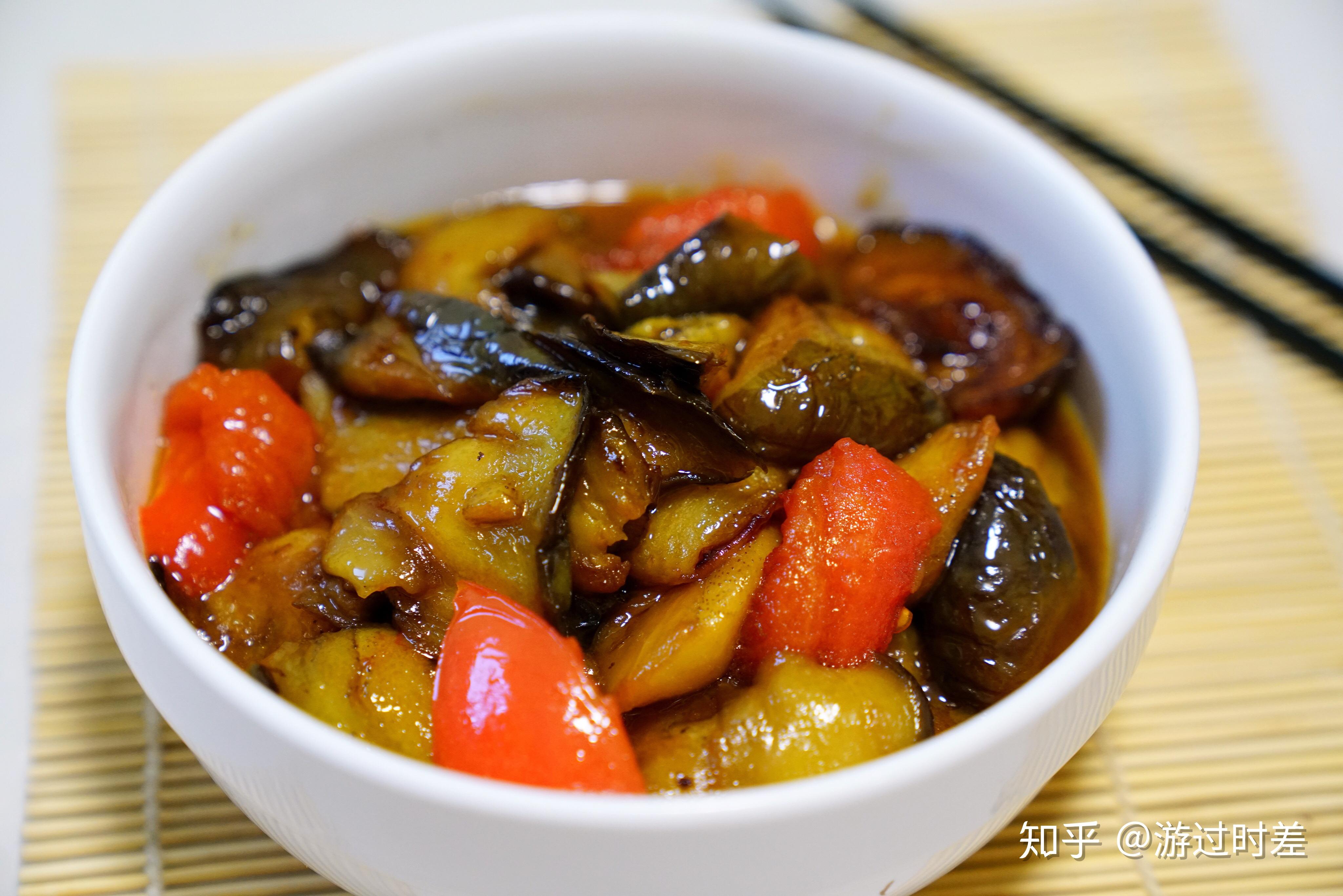 原料:圆茄子,西红柿糖,盐,生抽,普通酱油鸡精,水淀粉step1,最好选用