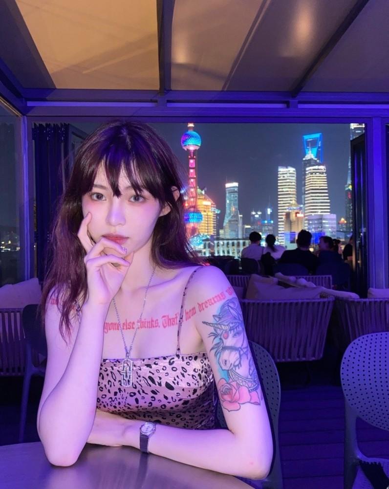 痞幼自愿当女仆?为神秘男子甘愿下厨做私料,猴哥真的走远了