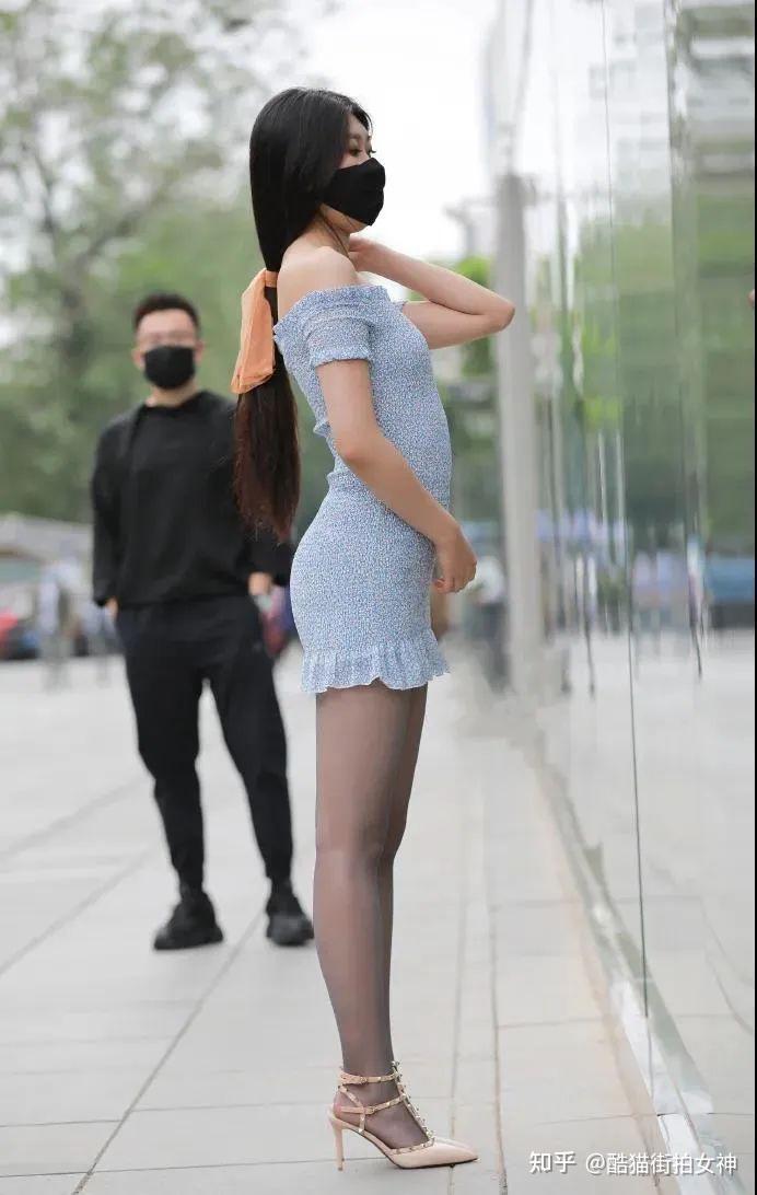 街拍女神一字肩短裙