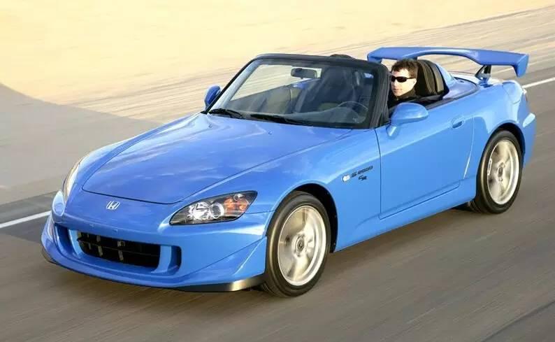 城岛俊也,人称"神之手",是星野好造的老战友,紫色暗影车队中最出色的