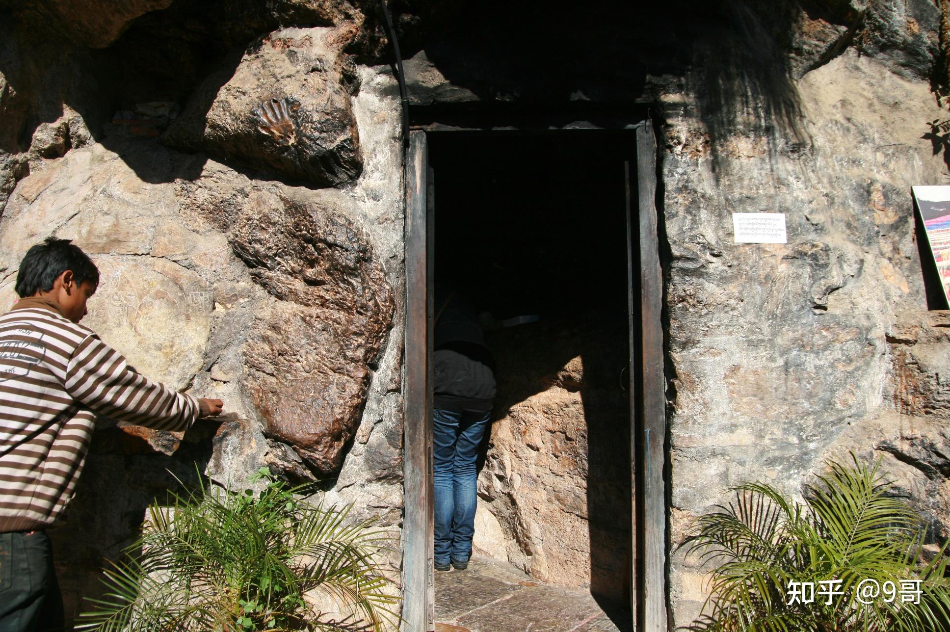顺着小喇嘛们的指的方向,我们很快找到了那个闭关的山洞,现在已经是一