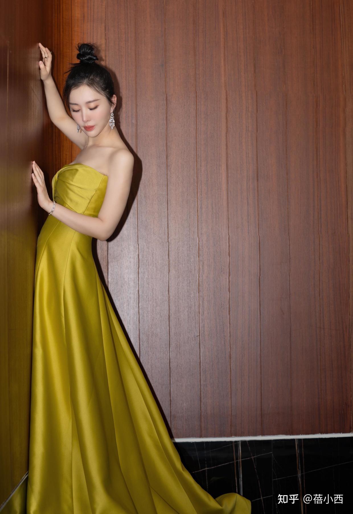 田朴珺真有贵族气质穿抹胸裙配高丸子头好美奶油肌太撩人