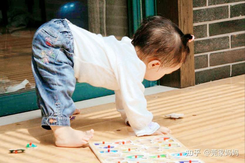 宝宝5个月后坐,爬,站,走,发育"里程碑"接连而至,爸妈知道早准备