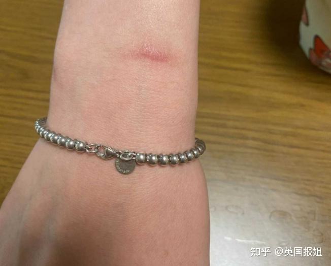 甚至拿出包里面的修眉刀,开始一刀一刀划开自己的手臂……伊沢純毫不