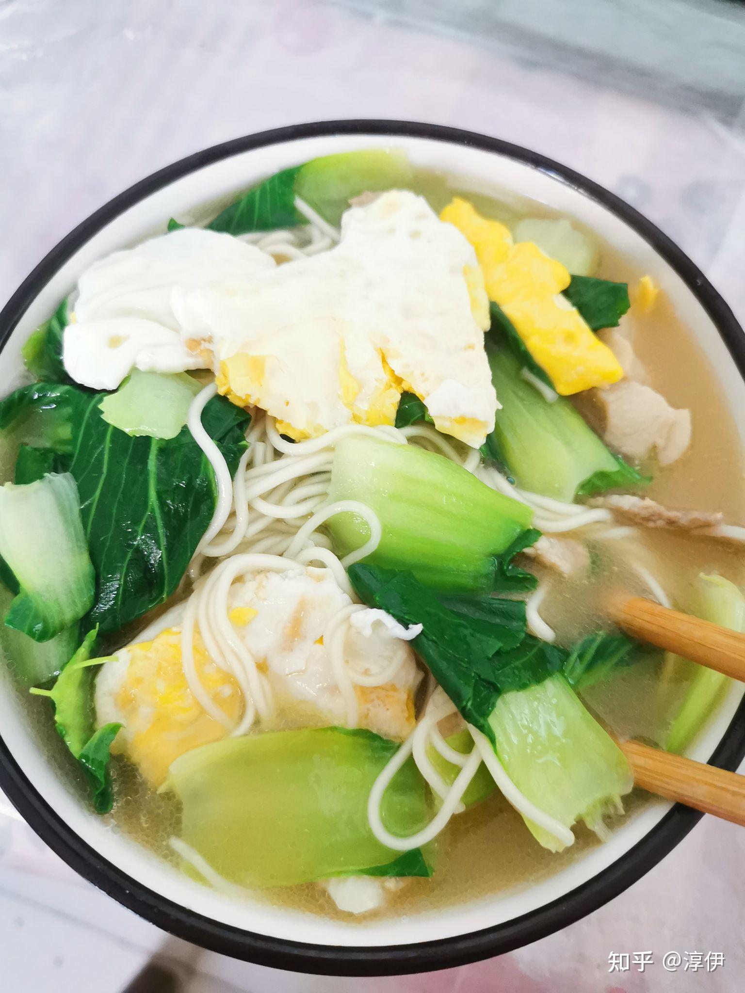 2,鸡汤面. 休息日炖鸡汤.肠胃不好,直接喝汤