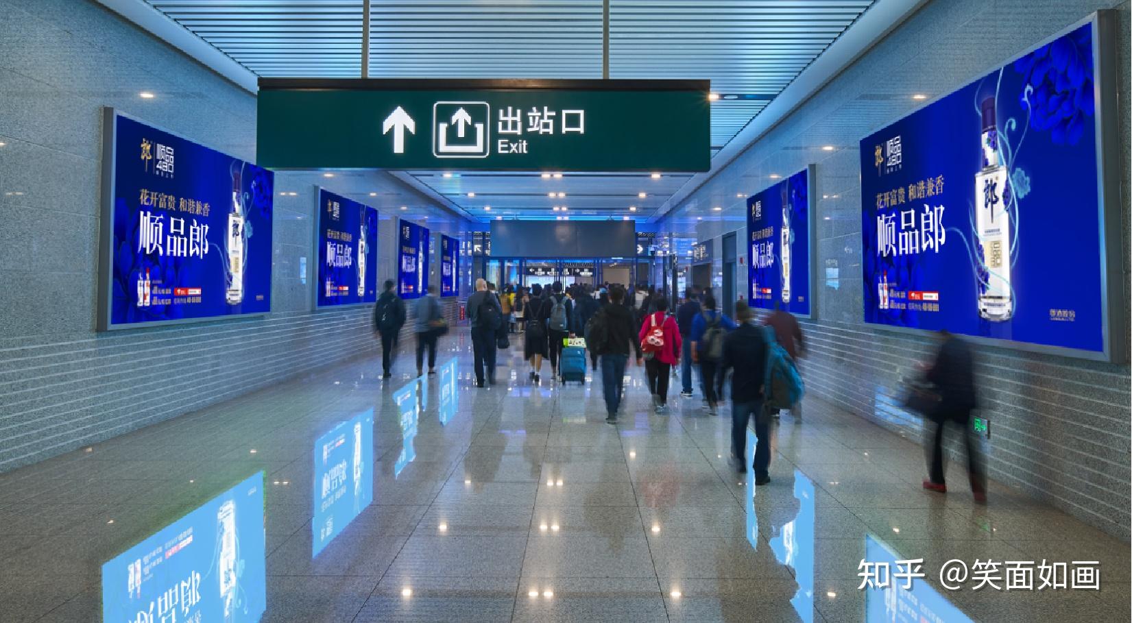 一手媒体张掖站出站通道灯箱广告