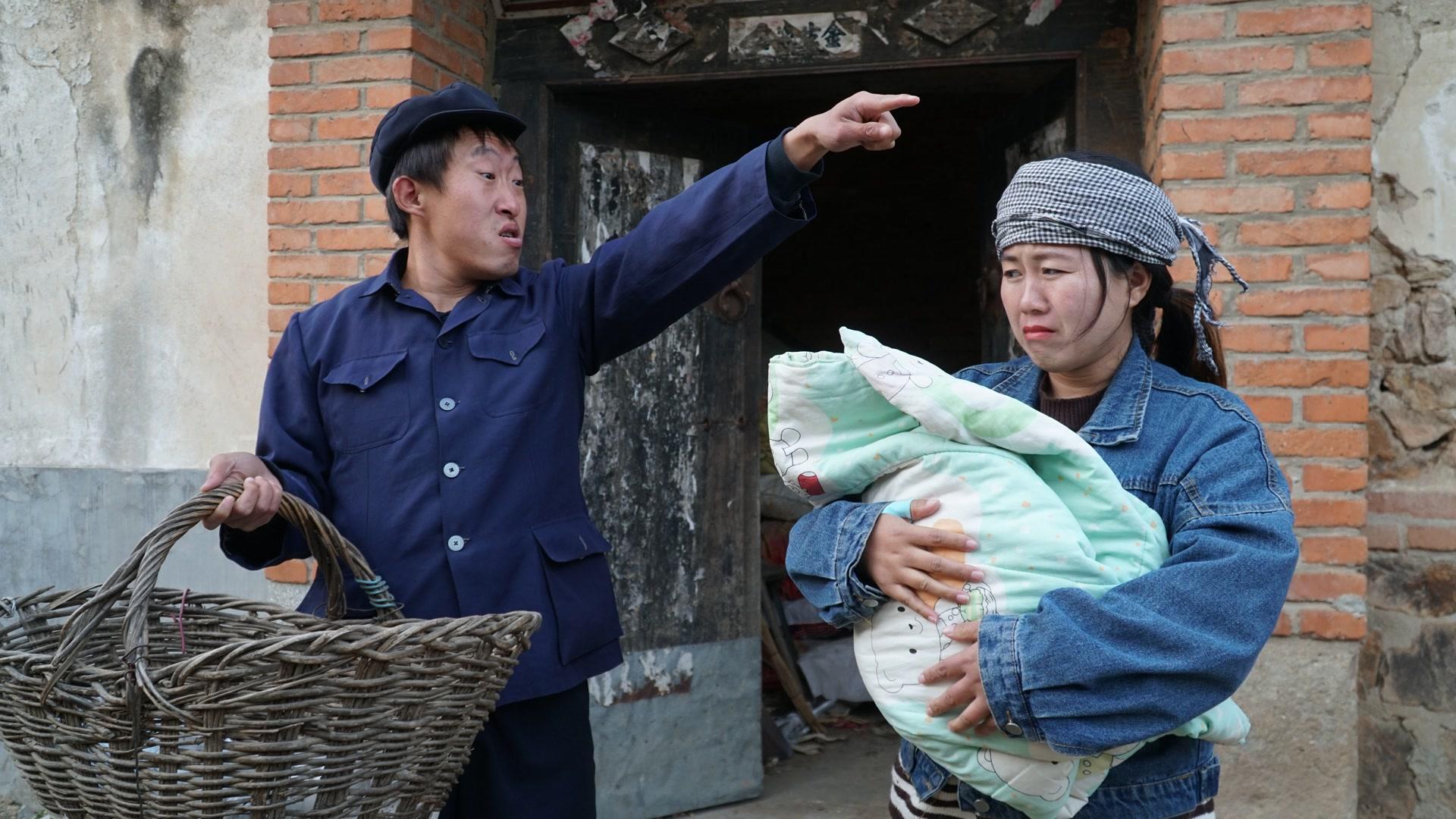 保姆来家后瘫痪公公从不尿床儿媳起疑躲门后偷看结局解气