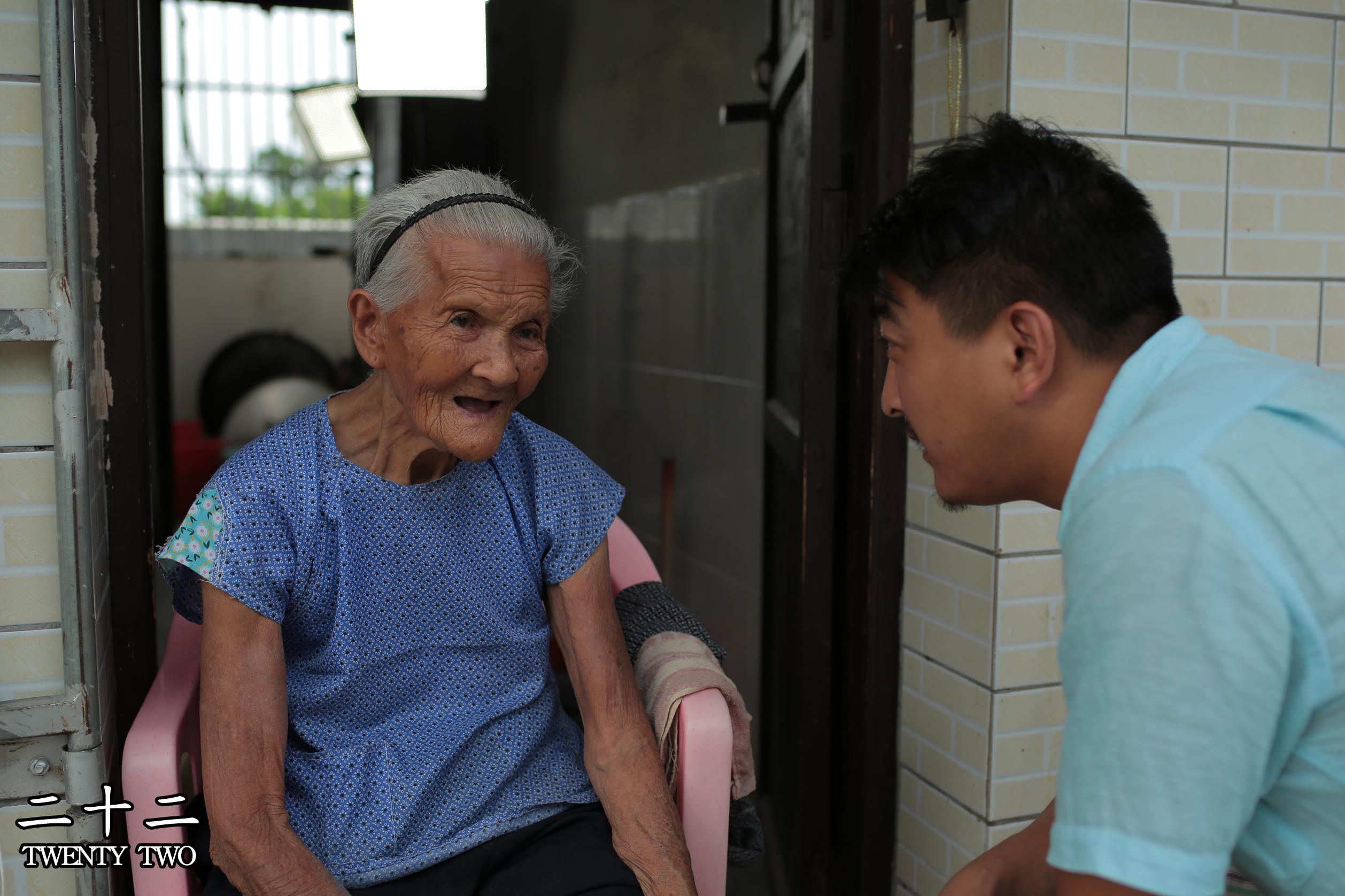 "慰安妇"幸存者林爱兰女士)第三位是山西的"慰安妇"幸存者李爱连女士