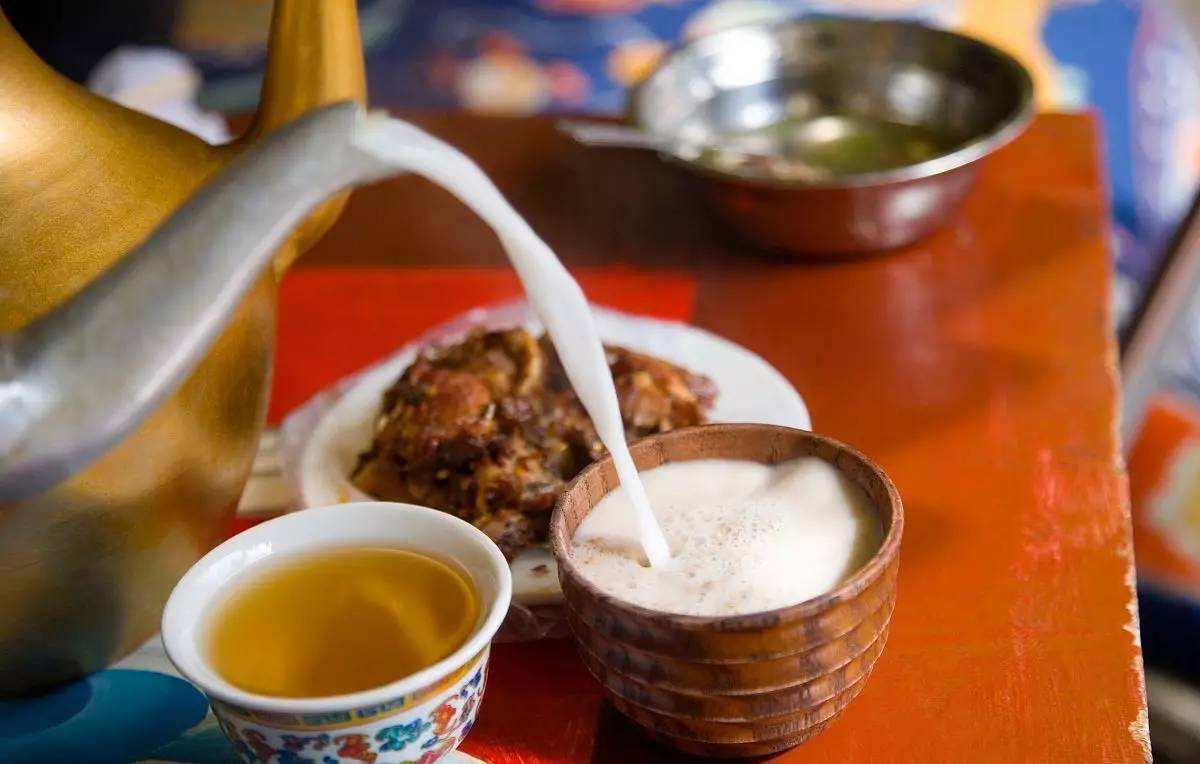 糌粑,酥油茶,牦牛肉,藏面,甜茶,青稞酒都是藏区的特色,如果你是一个