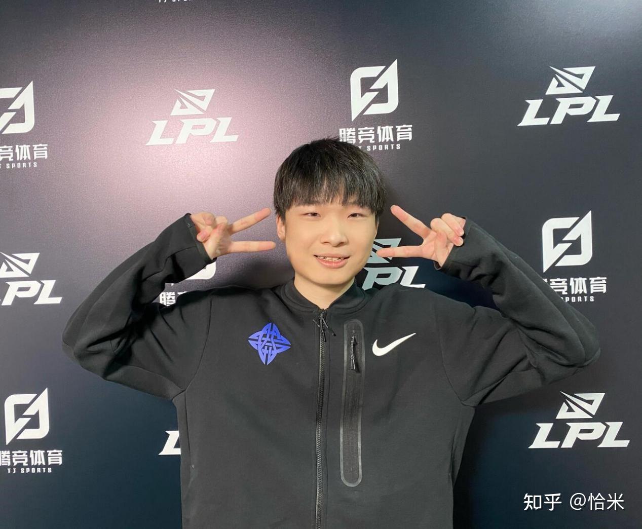 另外,pdd还在直播时暗指ig打野xun有问题,曾操盘过doinb和uzi,虽然