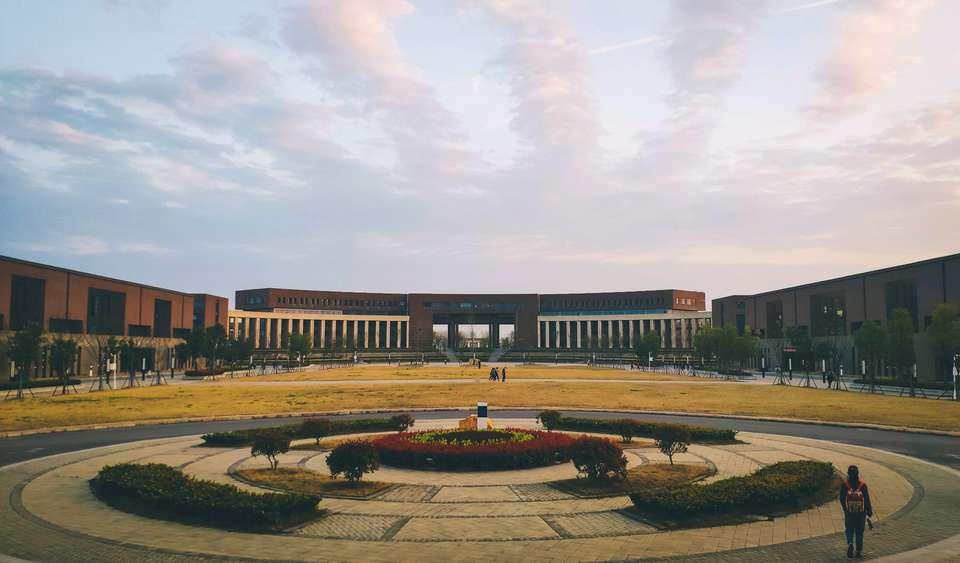 北京煤炭工业学院毕业证图片高清（理工大学玩耍的少年,不知道在学校体育场挥洒了多少汗水就像楼上）