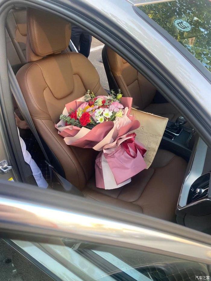 鲜花要感谢我同学,是他们市场部的总经理,单独给我订的呢[鼓掌][鼓掌]